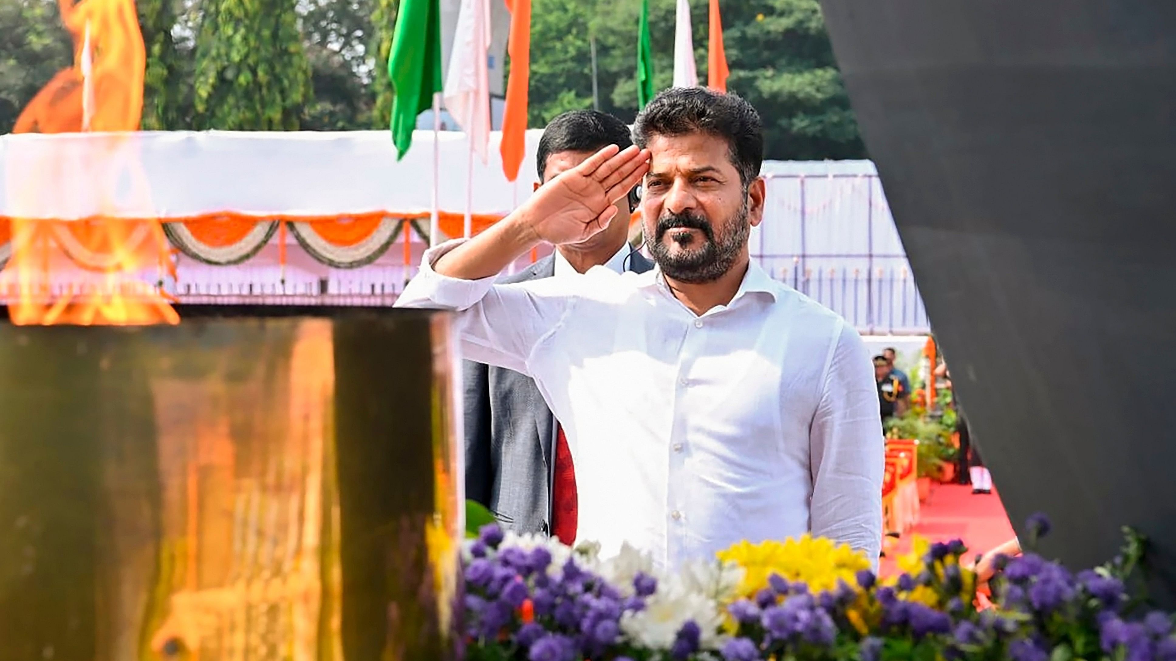 <div class="paragraphs"><p>  Telangana Chief Minister A. Revanth Reddy pays tribute to freedom fighters on the 78th Independence Day, in Hyderabad.</p></div>