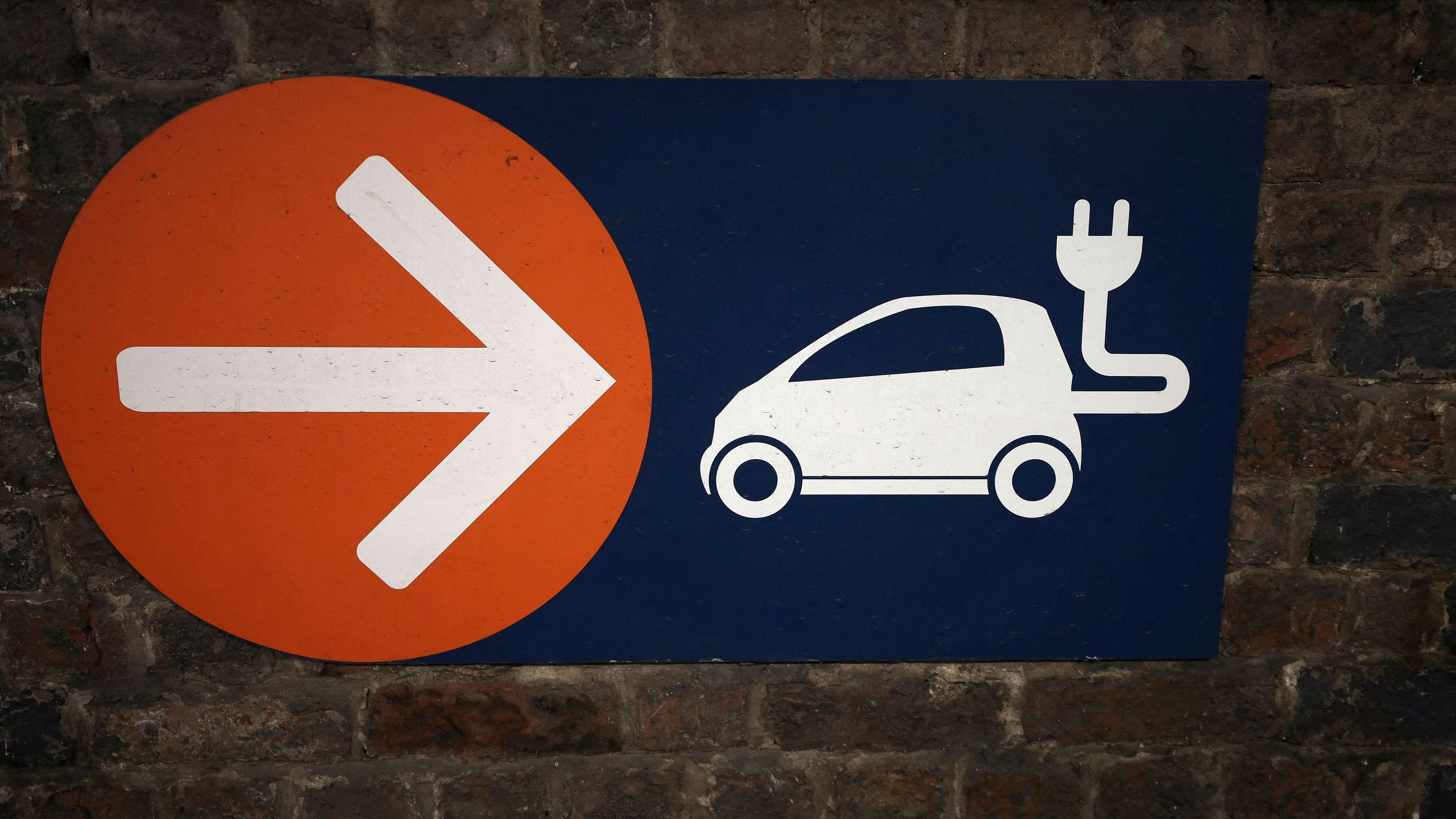 <div class="paragraphs"><p>A sign directing towards electric vehicle charging points.</p></div>