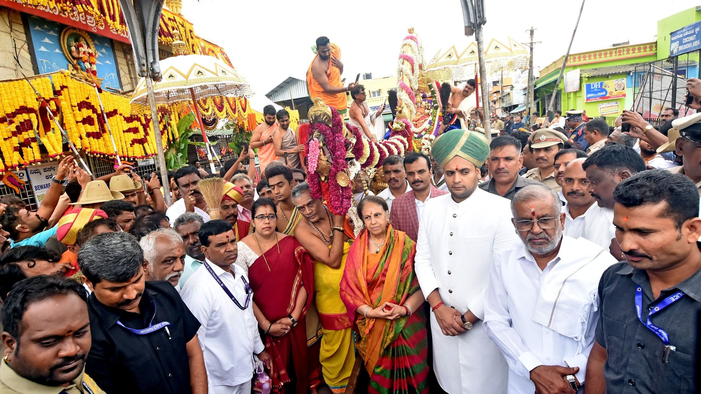 <div class="paragraphs"><p>Scion of erstwhile royal family of Mysuru and Mysore-Kodagu MP Yaduveer Krishnadatta Chamaraja Wadiyar launches Golden Palanquin Utsava of Goddess Sri Chamundeshwari Devi atop Chamundi hill.</p></div>