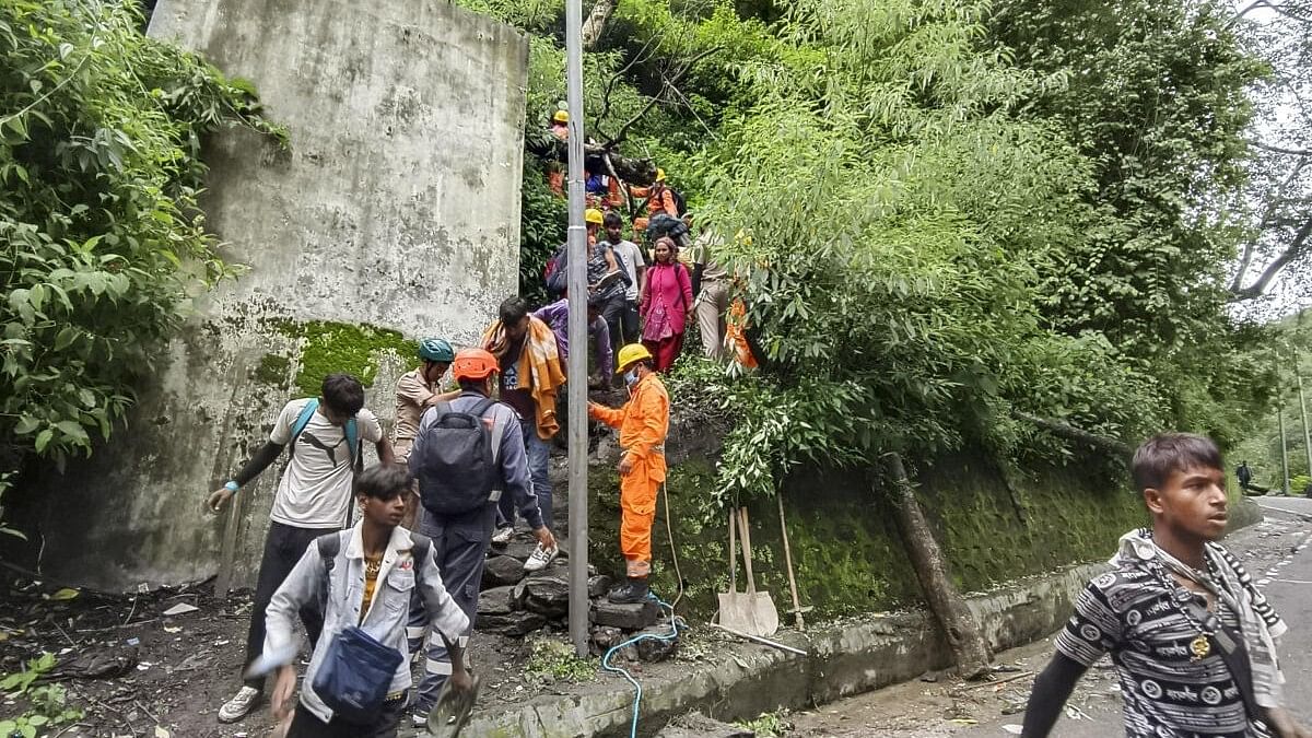 <div class="paragraphs"><p>NDRF men evecuate stranded pilgrims during the second day of their rescue operation following cloud-burst and heavy rains near Lincholi, in Rudraprayag.</p></div>