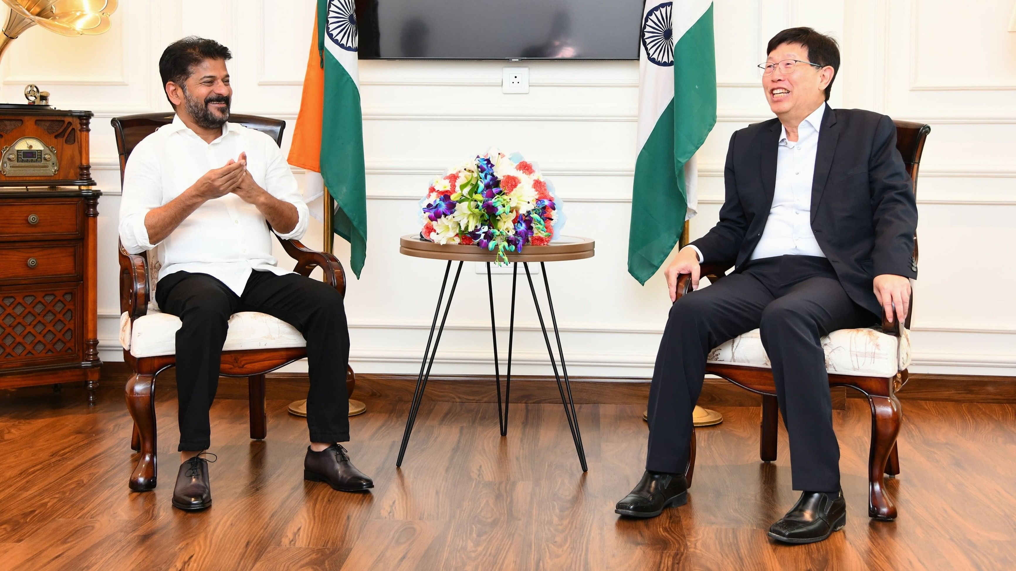 <div class="paragraphs"><p>Telangana Chief Minister A Revanth Reddy meets Chairman of Foxconn Young Liu</p></div>