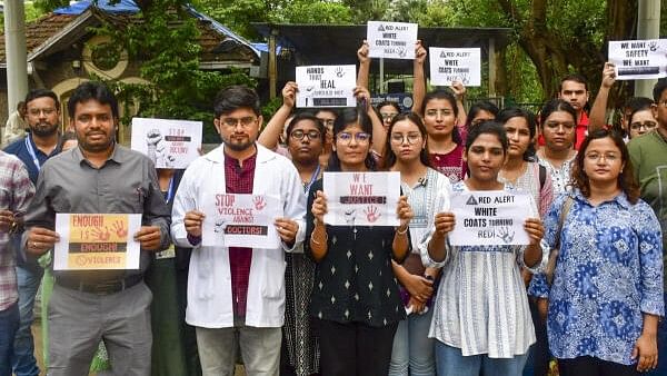 <div class="paragraphs"><p>Doctors and medical students protest against the alleged rape and murder of a trainee doctor at a hospital in Kolkata, at Sir JJ Hospital in Mumbai, Wednesday, Aug. 14, 2024. </p></div>