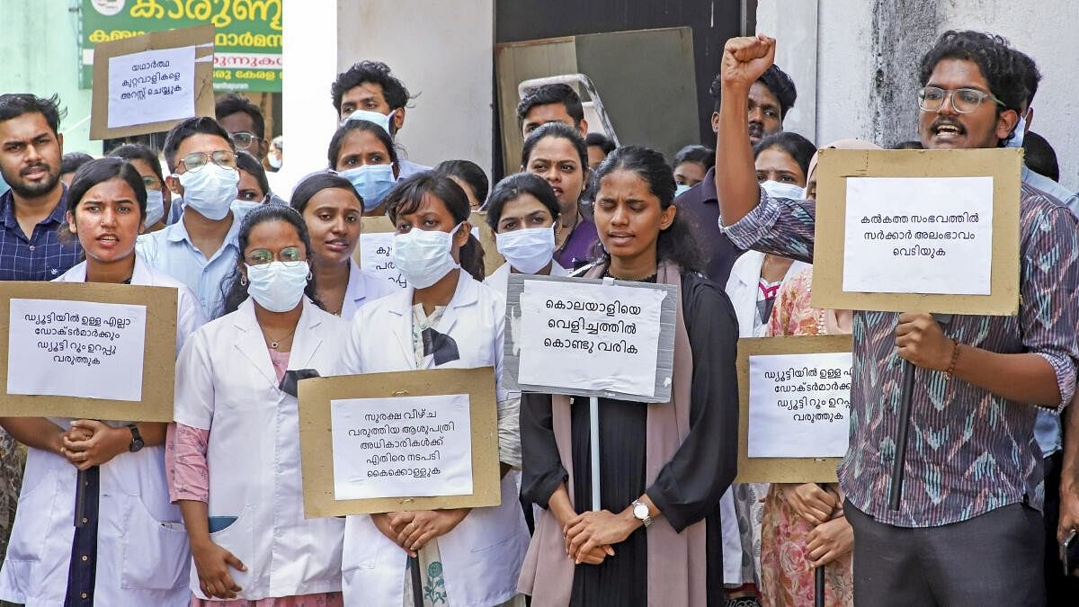 <div class="paragraphs"><p>Doctors and students stage a protest against the sexual assault and murder of a Kolkata based postgraduate trainee doctor, in Thiruvananthapuram.</p></div>