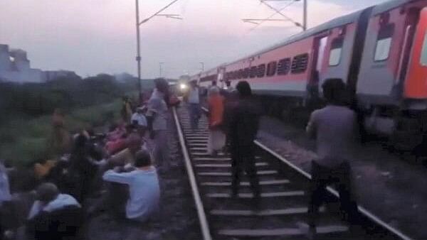 <div class="paragraphs"><p>Sabarmati Express derailed near Kanpur.</p></div>