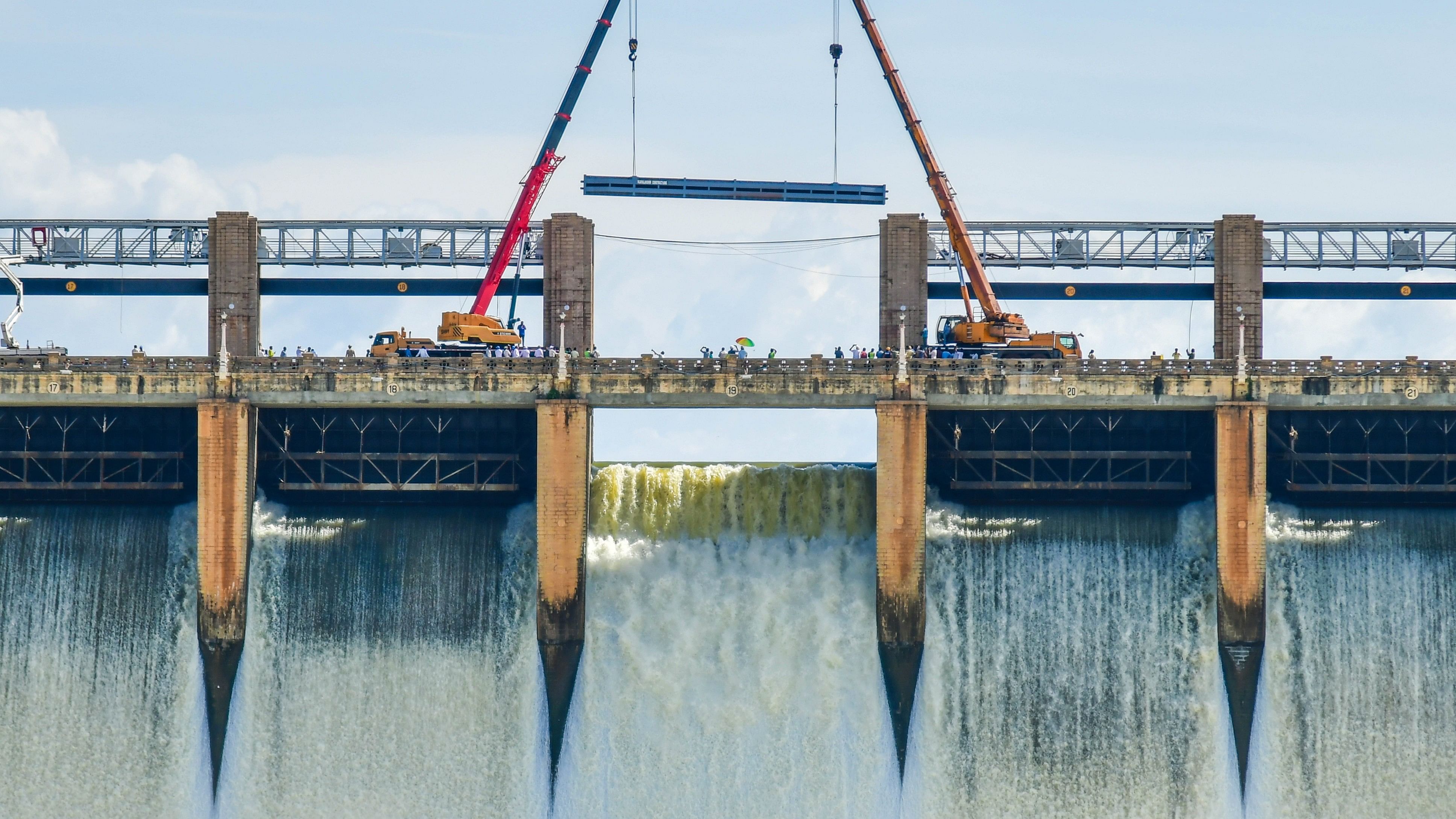 <div class="paragraphs"><p>The fifth and final element of the temporary gate is lowered to fill the breach in gate 19 of Tungabhadra dam on Saturday. The swift operation was led by hydro-mechanical engineer Kannaiah Naidu (inset). </p></div>