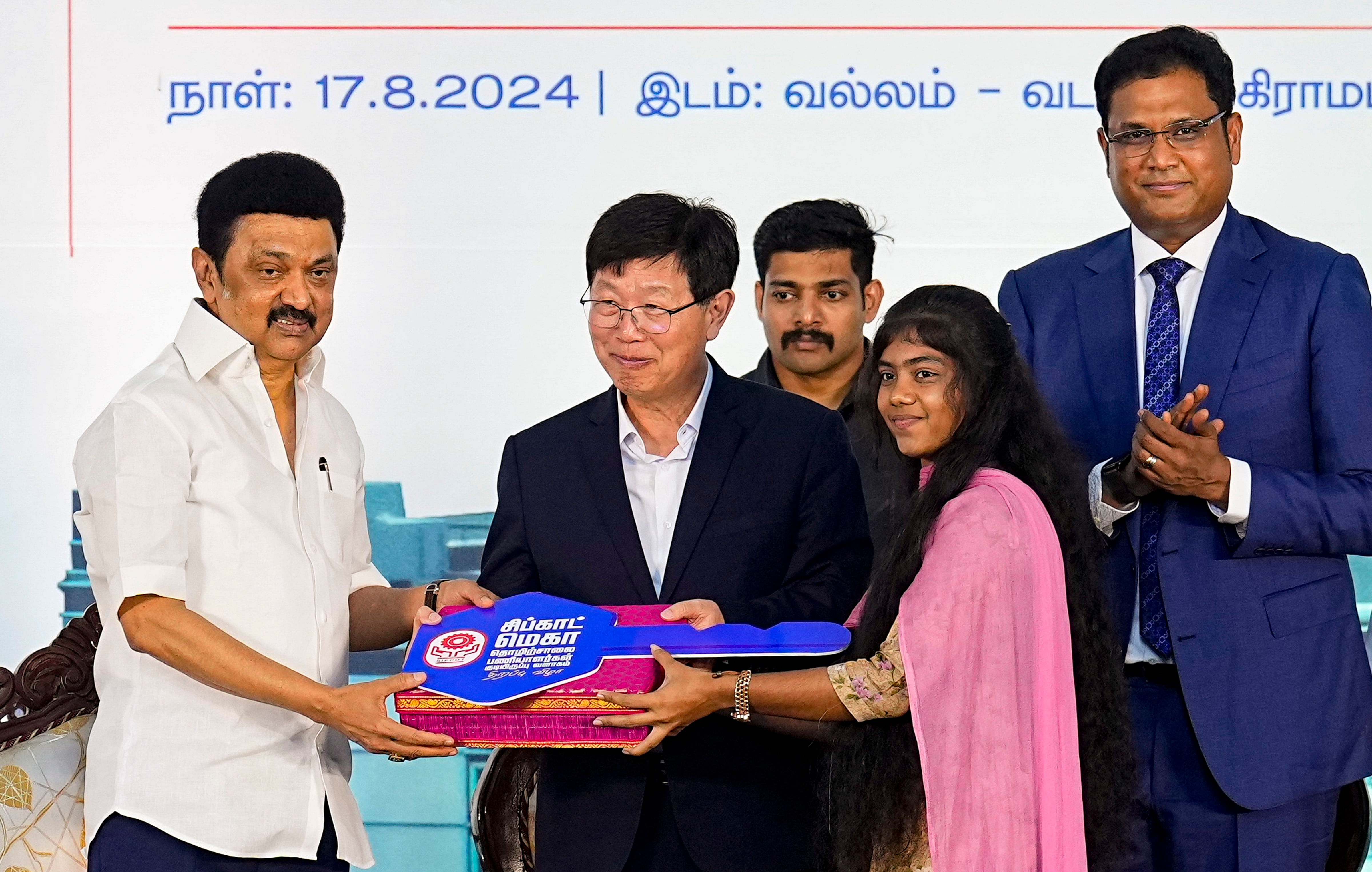 <div class="paragraphs"><p>Sriperumbudur: Tamil Nadu Chief Minister MK Stalin, Foxconn Chairman Young Liu, Tamil Nadu Minister of Industries TRB Rajaa and others during the inauguration of the exclusive housing complex for women workers of Foxconn at Vallam Vadagal Industrial Park, Sriperumbudur, in Kanchipuram district, Saturday, Aug. 17, 2024. </p></div>