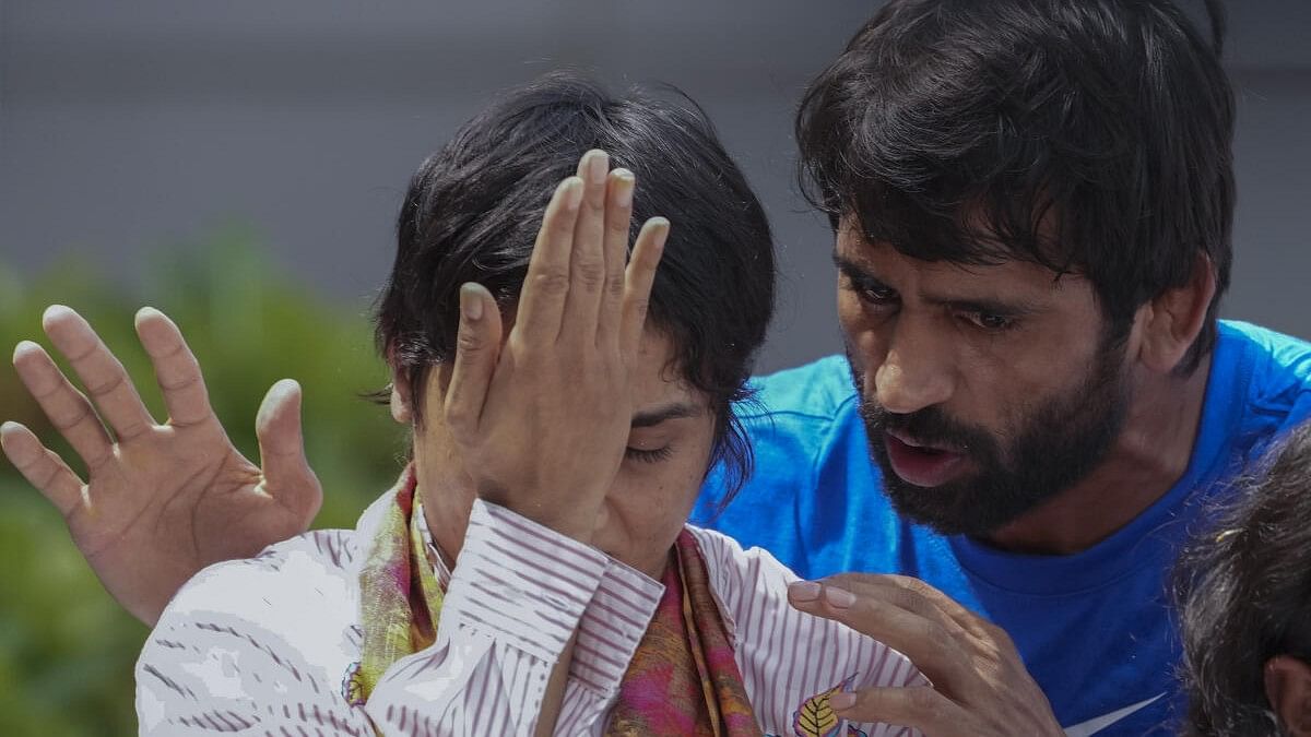 <div class="paragraphs"><p>Wrestler Vinesh Phogat with other wrestlers Bajrang Punia and Sakshi Malik&nbsp;gets emotional on her arrival after Paris Olympics heartbreak, at IGI airport, in New Delhi.</p></div>