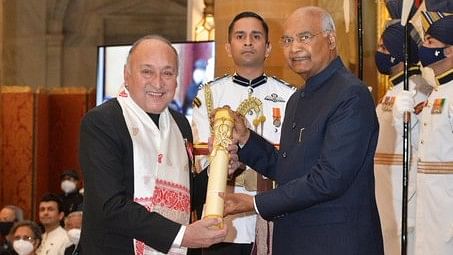 <div class="paragraphs"><p>Bengali film icon Victor Banerjee (L) with fromer&nbsp;President Ram Nath Kovind.&nbsp;</p></div>