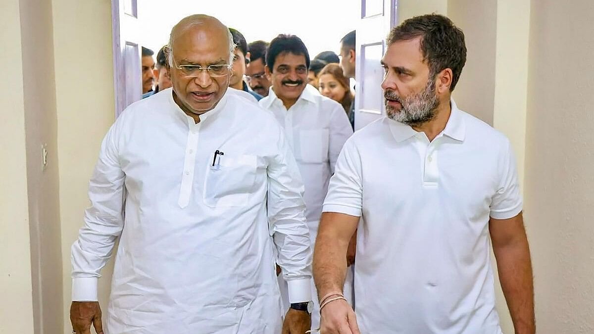 <div class="paragraphs"><p>Congress President Mallikarjun Kharge (left) seen with LoP in Lok Sabha Rahul Gandhi (right)</p></div>