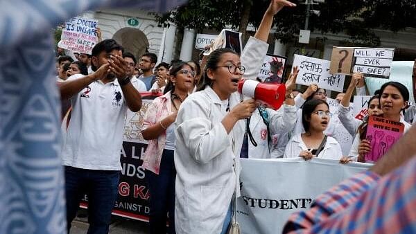 <div class="paragraphs"><p>Doctors shout slogans as they hold placards during a protest rally demanding justice following the rape and murder of a trainee medic at a hospital in Kolkata, in New Delhi, India, August 18, 2024.</p></div>