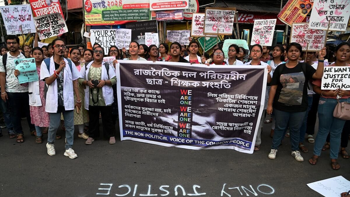 <div class="paragraphs"><p>People protest against the recent alleged rape and murder of a trainee doctor at RG Kar Medical College and Hospital, in Kolkata.</p></div>