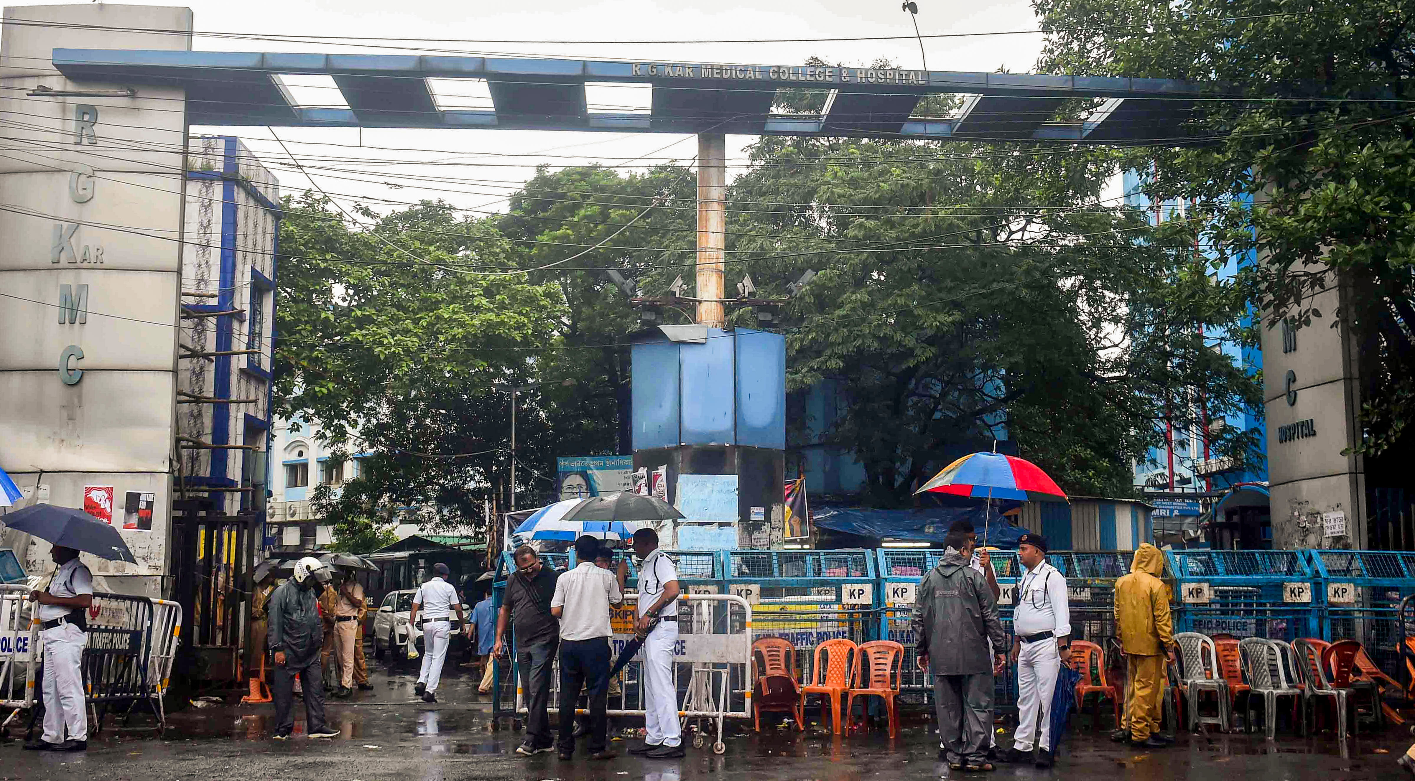 <div class="paragraphs"><p>Police and other officials amid investigation into the alleged rape and murder of a trainee doctor at the RG Kar Medical College and Hospital, in Kolkata.</p></div>