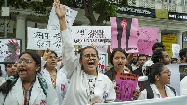 <div class="paragraphs"><p>Members of Resident Doctors’ Association of the Deen Dayal Upadhyay Hospital protest against the alleged rape and murder of a trainee doctor at Kolkata’s RG Kar Medical College and Hospital, at Connaught Place, in New Delhi.&nbsp;</p></div>