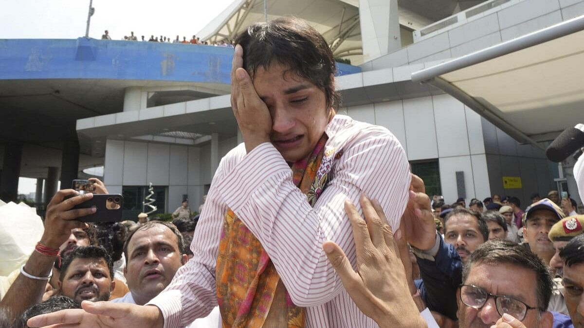 <div class="paragraphs"><p>Wrestler Vinesh Phogat gets emotional as she arrives after Paris Olympics heartbreak, at IGI airport, in New Delhi.</p></div>