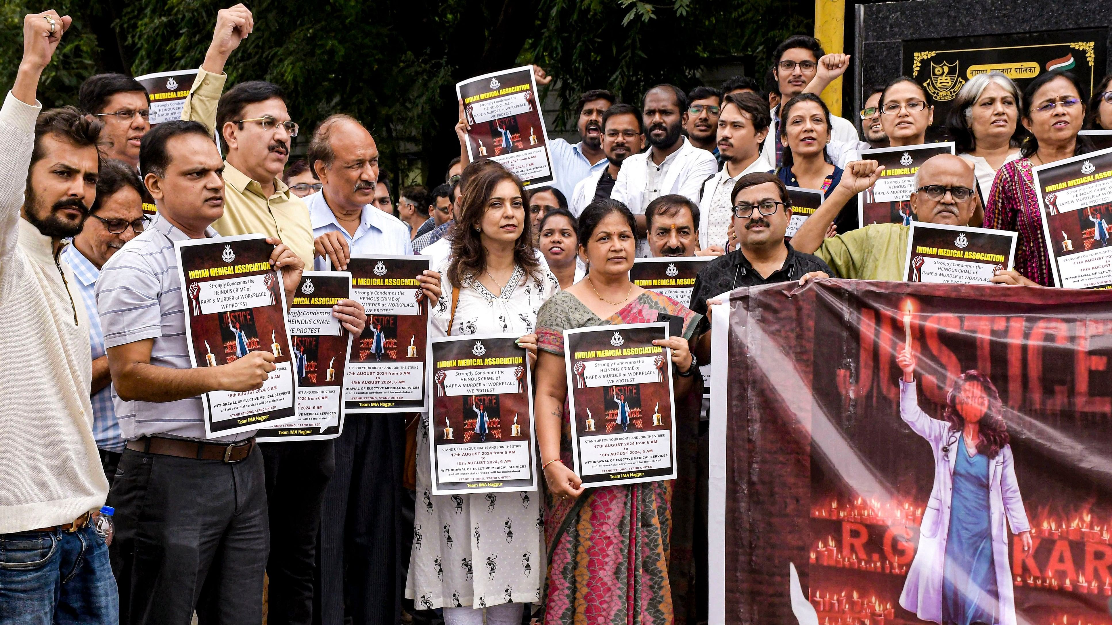 <div class="paragraphs"><p>Nagpur: Members of the Indian Medical Association (IMA) and Maharashtra State Association of Resident Doctors (MARD) stage a protest amid IMA's 24-hour nationwide strike demanding justice for the woman doctor who was allegedly raped and murdered at Kolkata's R G Kar Medical College and Hospital, in Nagpur, Saturday, Aug 17, 2024. </p></div>