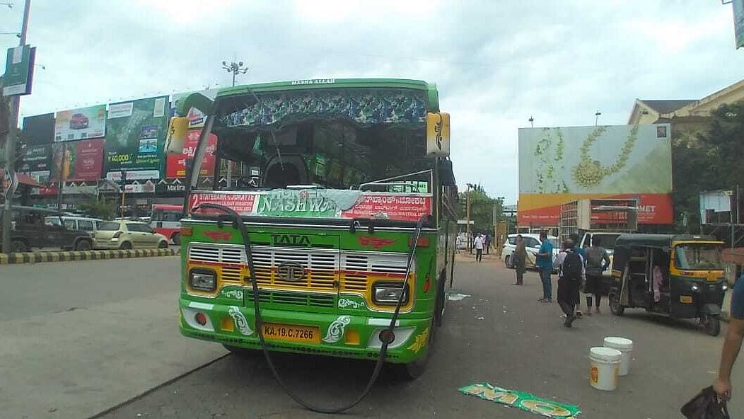 <div class="paragraphs"><p>The private bus which was damaged in stone pelting in Mangaluru.</p></div>