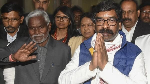 <div class="paragraphs"><p>(L-R) JMM leader Champai Soren with Jharkhand CM Hemant Soren.</p></div>