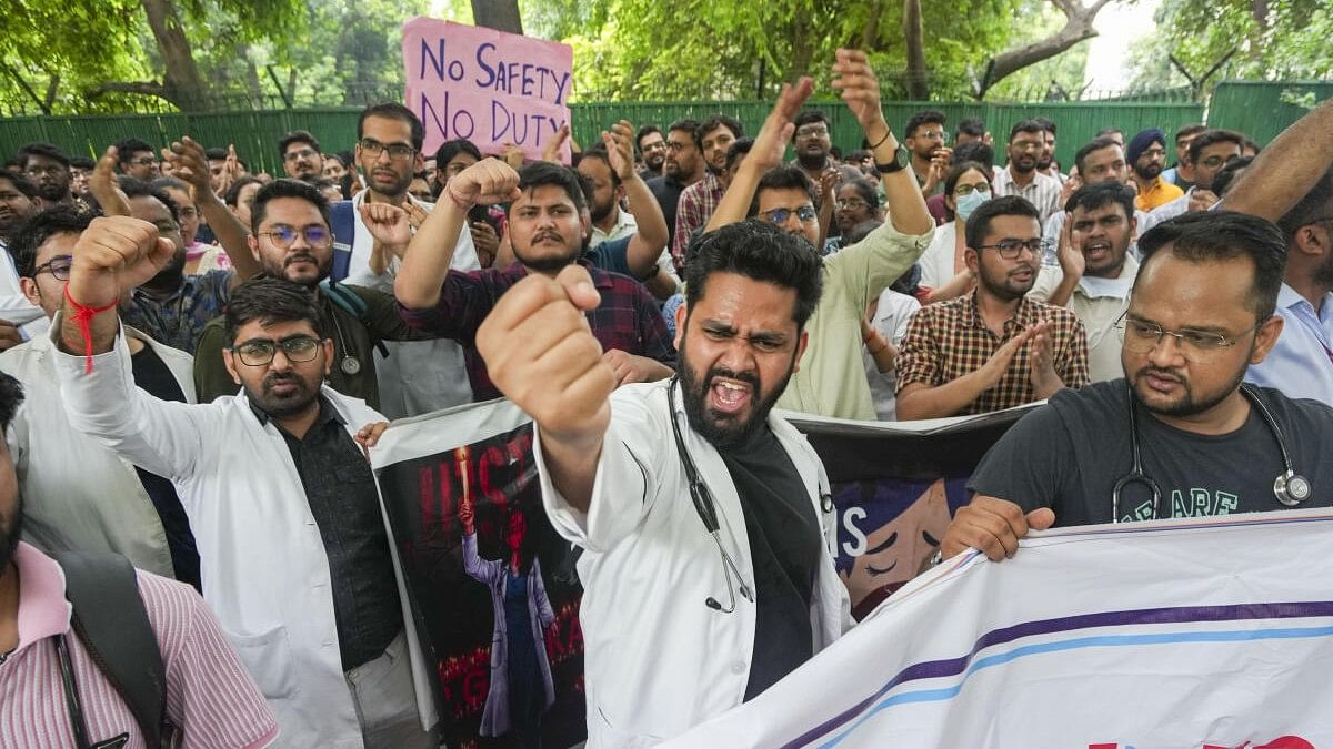 <div class="paragraphs"><p>Doctors protest against the alleged rape and murder of a trainee doctor at Kolkata’s RG Kar Medical College and Hospital, near Nirman Bhawan in New Delhi, Monday, Aug. 19, 2024.</p></div>