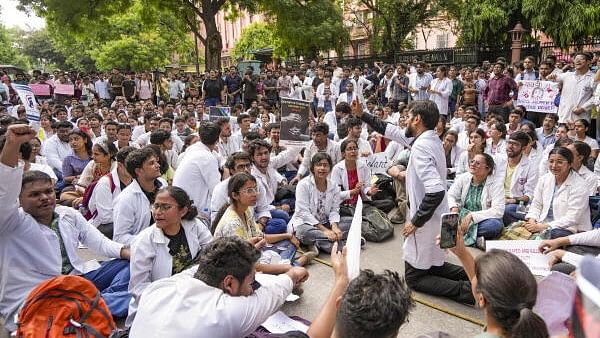 <div class="paragraphs"><p>Members of Resident Doctors' Associations (RDAs) seen protesting outside Nirman Bhavan in Delhi.</p></div>