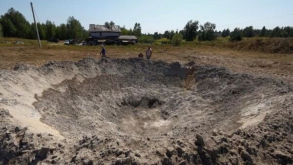 <div class="paragraphs"><p>Local residents look at a crater that appeared during a Russian missile strike, amid Russia's attack on Ukraine, outside of Kyiv, Ukraine August 18, 2024. </p></div>