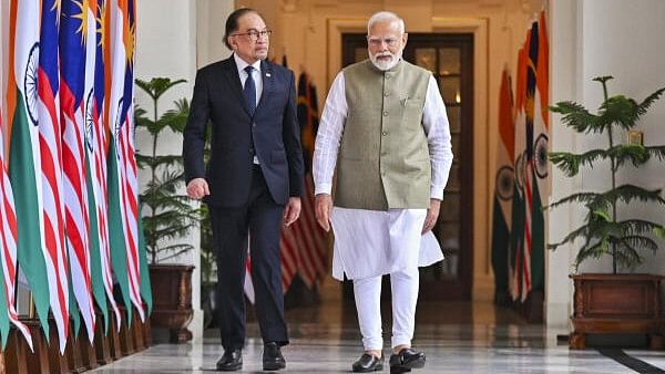 <div class="paragraphs"><p>Prime Minister Narendra Modi welcomes Prime Minister of Malaysia Anwar Ibrahim ahead of their meeting at Hyderabad House, in New Delhi.</p></div>