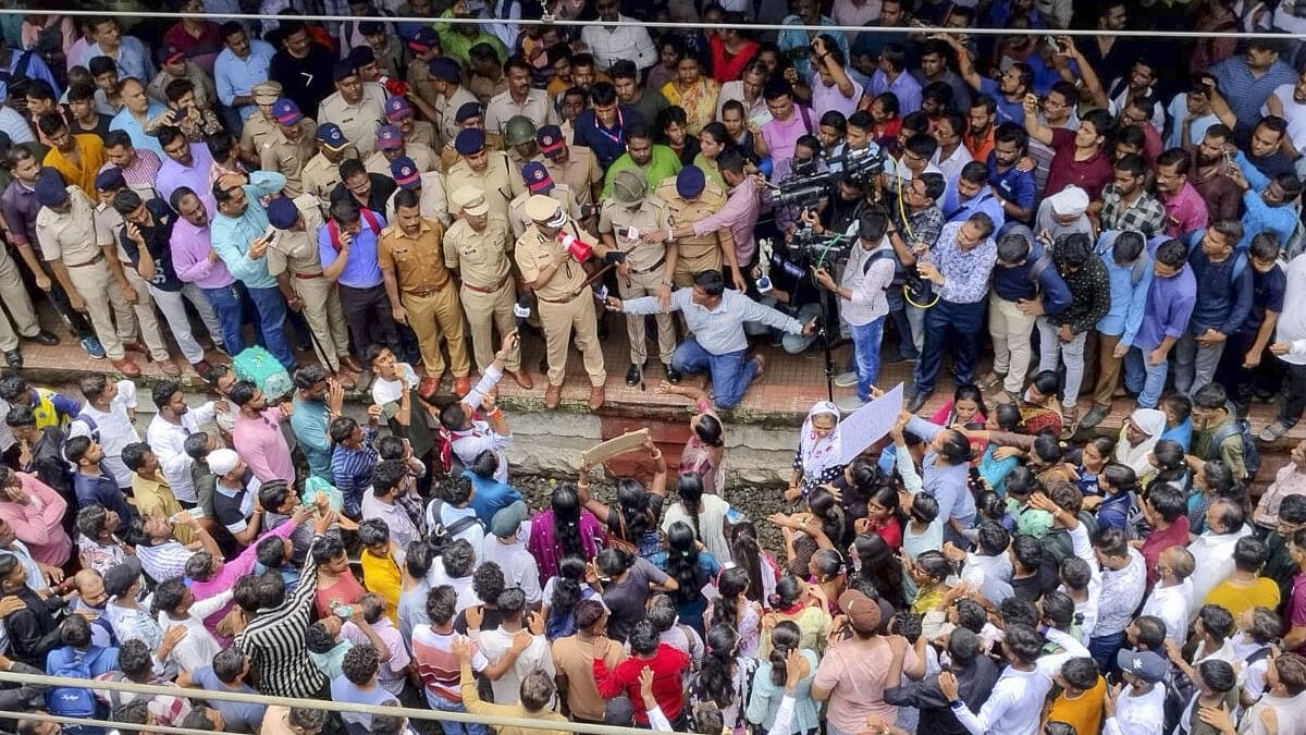 <div class="paragraphs"><p>Police try to pacify the protesting people at Badlapur railway station in Thane on August 20.&nbsp;</p></div>