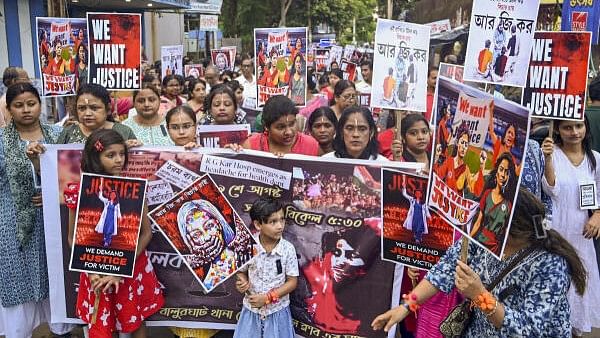 <div class="paragraphs"><p>Artists and others take part in a protest against the alleged sexual assault and murder of a postgraduate trainee doctor in Kolkata, at Balurghat in Dakshin Dinajpur district, Monday, Aug. 19, 2024. </p></div>