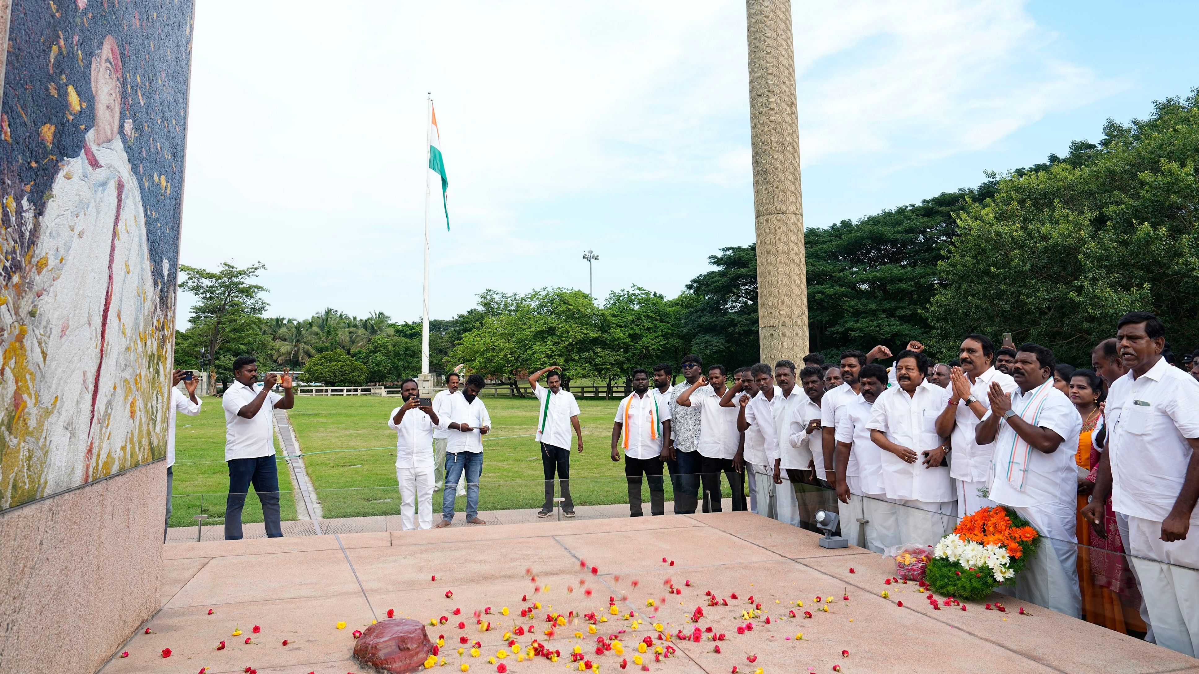 <div class="paragraphs"><p>Tamil Nadu Congress President K&nbsp;Selvaperunthagai with party leaders pays tributes to former prime minister Rajiv Gandhi on his birth anniversary at his memorial, Sriperumbudur.</p></div>