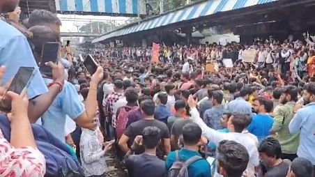 <div class="paragraphs"><p>Screengrab of video showing 'Rail roko' protest  at Badlapur railway station.</p></div>