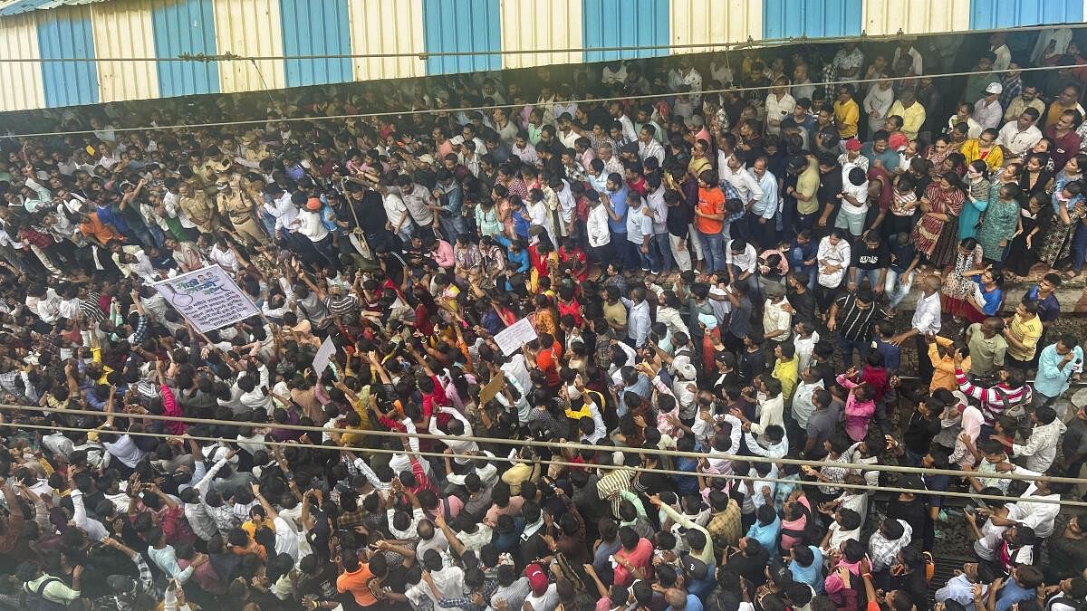 <div class="paragraphs"><p>People block railway tracks to protest against the alleged sexual abuse of two girls at a school at Badlapur railway station.</p></div>