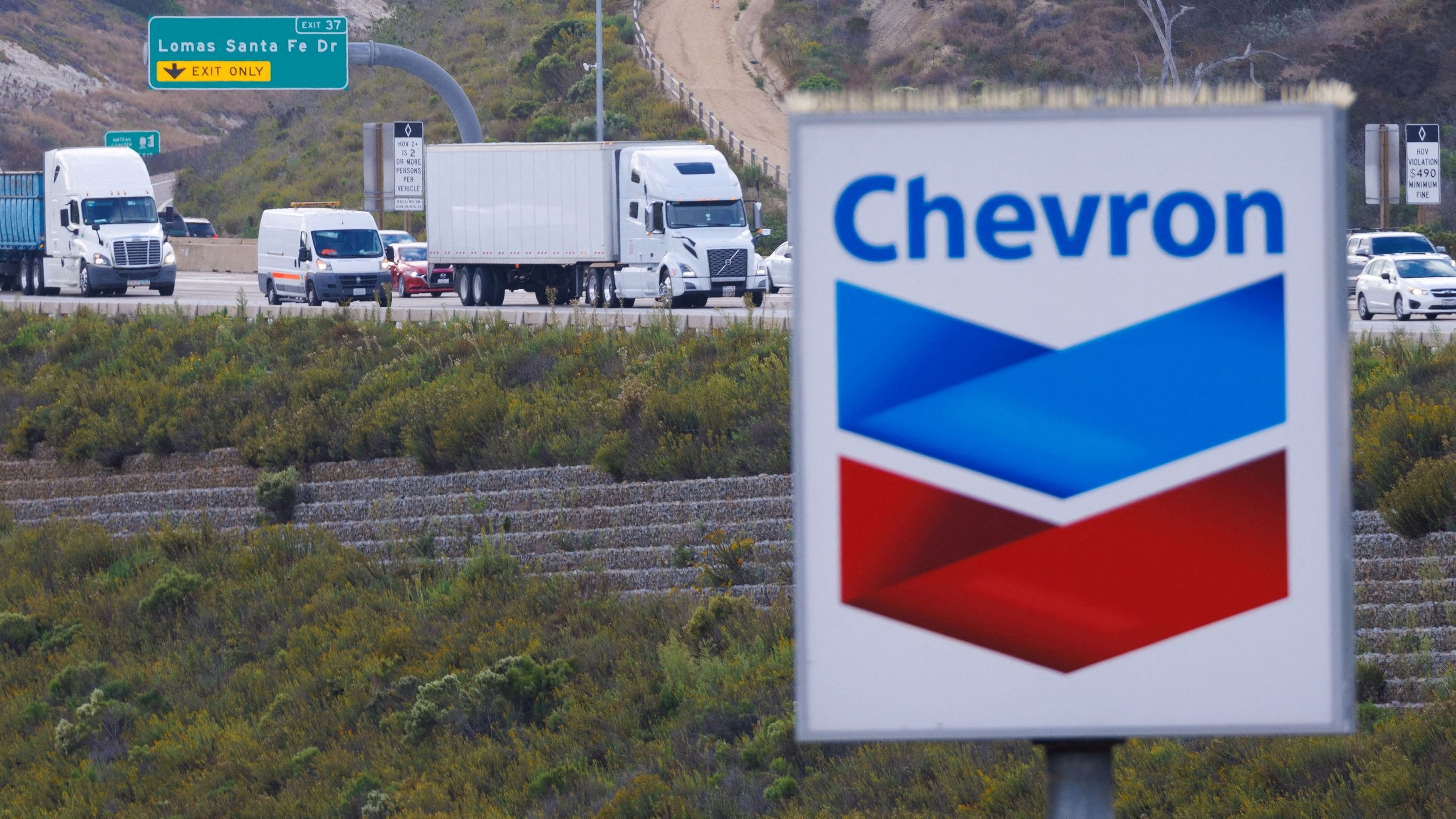 <div class="paragraphs"><p>A Chevron gas station sign.</p></div>