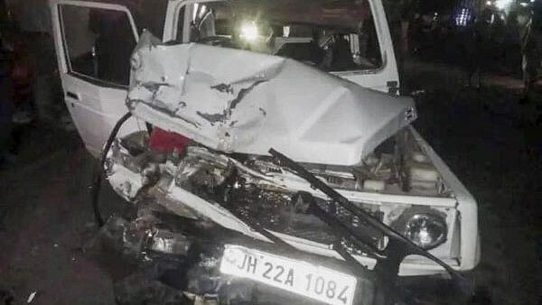 <div class="paragraphs"><p>The escort vehicle of former Jharkhand CM Champai Soren after it met with an accident, in Saraikela Kharsawan district.</p></div>