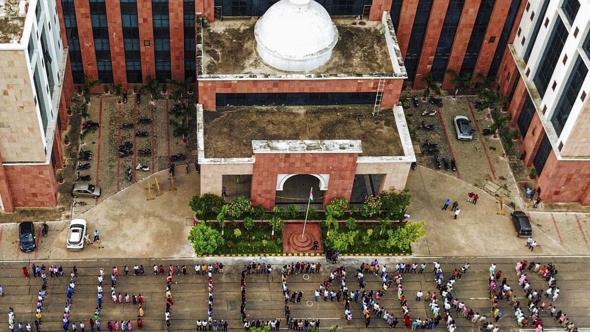 <div class="paragraphs"><p>Doctors of Indira Gandhi Institute of Medical Science (IGIMS) form a human chain amid protests demanding justice for the postgraduate trainee doctor who was allegedly raped and murdered at Kolkata's R G Kar Medical College and Hospital, in Patna, Tuesday, Aug. 20, 2024.</p></div>