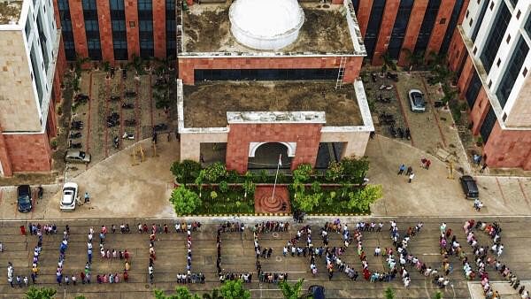 <div class="paragraphs"><p>Doctors of Indira Gandhi Institute of Medical Science (IGIMS) form a human chain amid protests demanding justice for the postgraduate trainee doctor who was allegedly raped and murdered at Kolkata's R G Kar Medical College and Hospital, in Patna.</p></div>