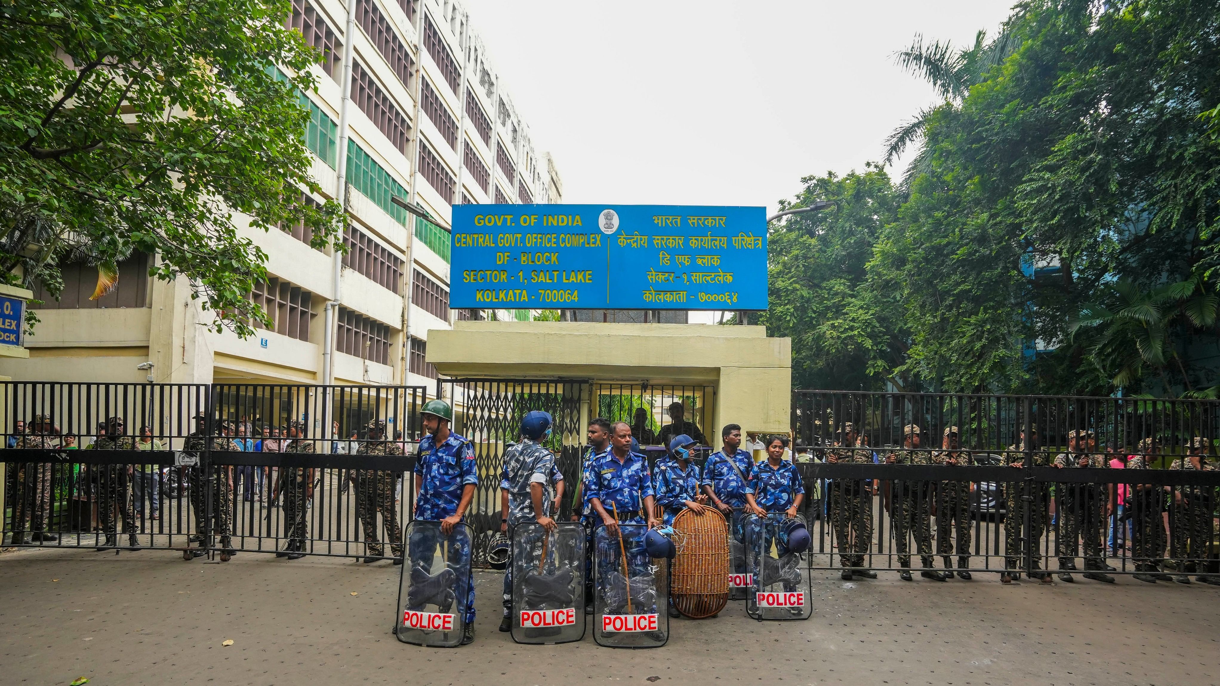 <div class="paragraphs"><p>Security personnel stand guard outside Central Government Offices (CGO) complex, housing the CBI office, in Kolkata, Wednesday, Aug. 21, 2024. CBI is investigating the case of sexual assault and murder of a postgraduate trainee doctor.</p></div>