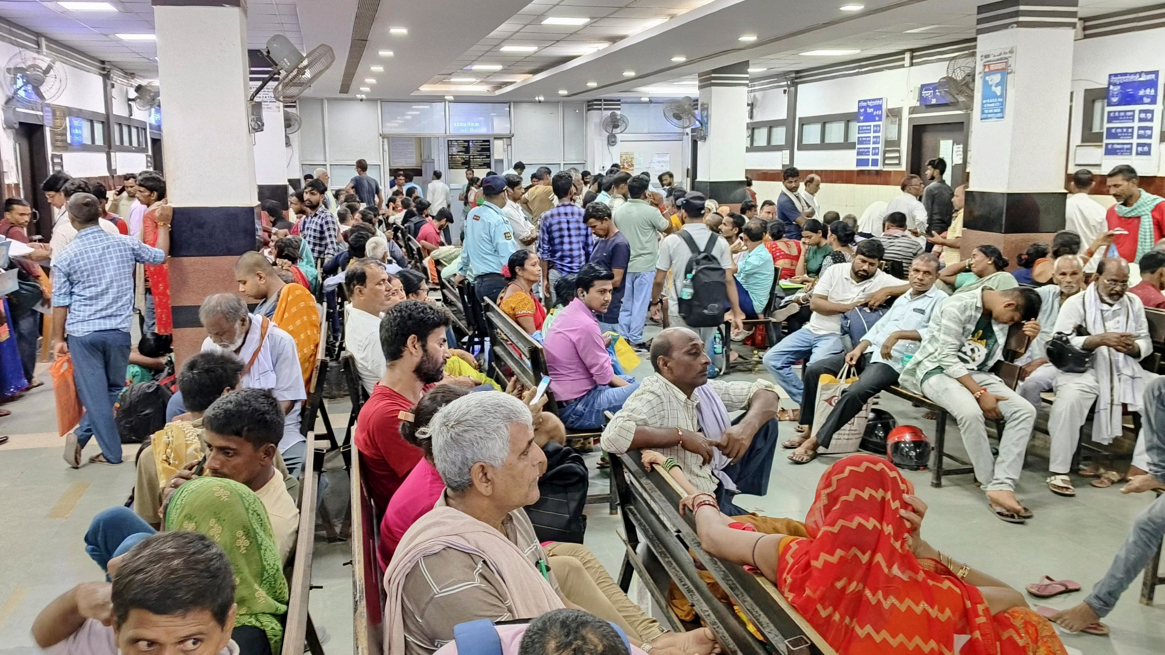 <div class="paragraphs"><p>Patients at OPD of IGIMS hospital after doctors called off their strike, in Patna, Thursday, Aug. 22, 2024.</p></div>