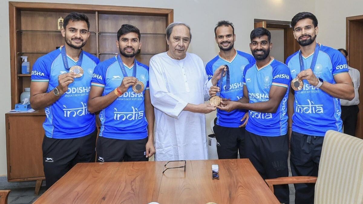 <div class="paragraphs"><p>BJD chief and former Odisha chief minister Naveen Patnaik with members of the Paris Olympics 2024’s bronze medalist Indian national men’s hockey team during a meeting.</p></div>