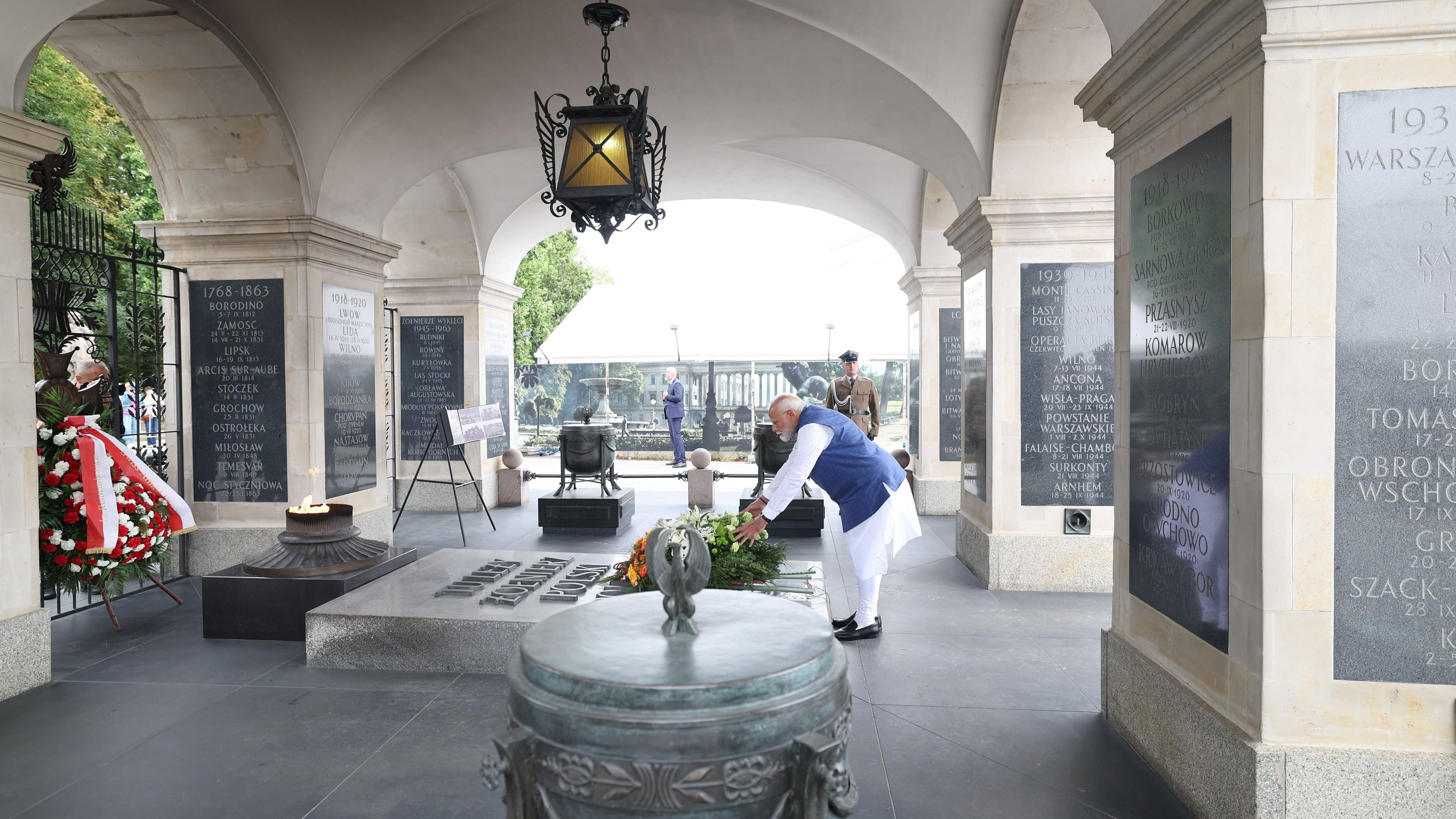 <div class="paragraphs"><p>PM Modi&nbsp;paid his respects on Thursday at the Tomb of the Unknown Soldier in Warsaw.</p></div>