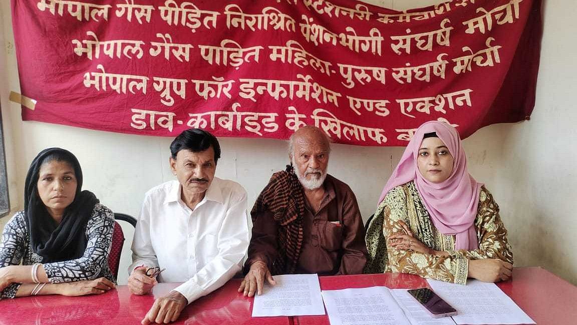 <div class="paragraphs"><p>Leaders of Bhopal Gas Peedit Mahila Stationery Karmchari Sangh, Bhopal Gas Peedit Nirashrit Pensionbhogi Sangharsh Morcha, Bhopal Gas Peedit Mahila Purush Sangharsh Morcha and Children against Dow Carbide</p></div>