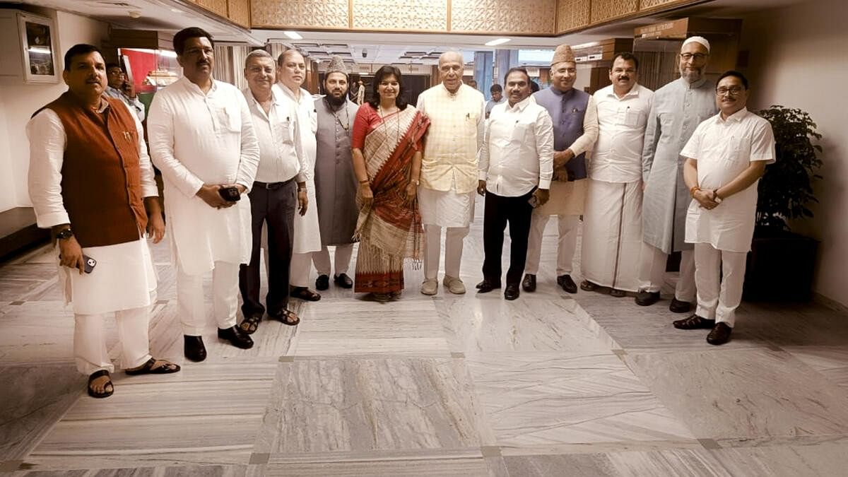 <div class="paragraphs"><p>Members of Parliament's Joint Committee on Waqf (Amendment) Bill pose for a photograph at a break during their  meeting, at Parliament House Annexe, in New Delhi.</p></div>