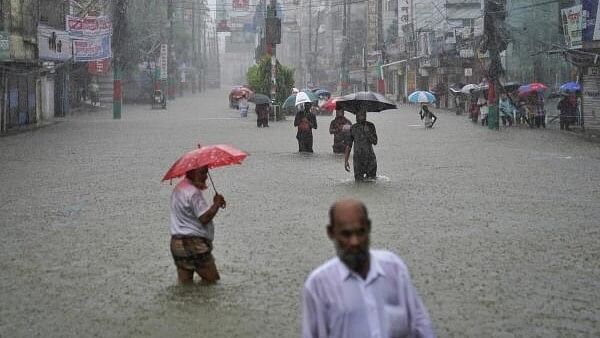 <div class="paragraphs"><p>People navigate a flooded street following incessant rains in Feni, a coastal district in southeast Bangladesh bordering with Indian Tripura state, Bangladesh, Thursday, Aug. 22, 2024.</p></div>