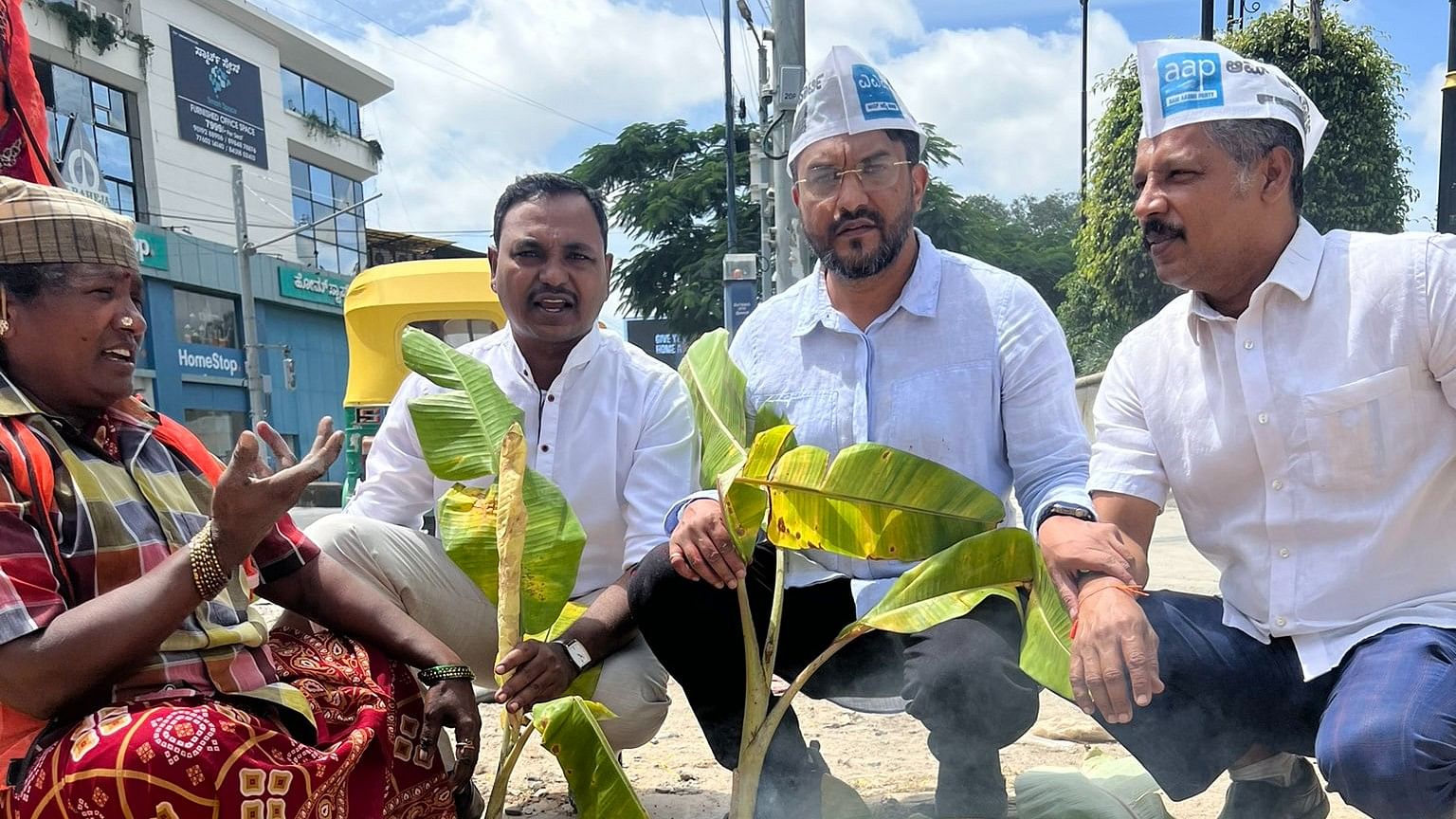 <div class="paragraphs"><p>The Aam Aadmi Party (AAP) on Friday held a protest in Shantinagar assembly constituency by offering prayers to the pothole on Markham Road.</p></div>