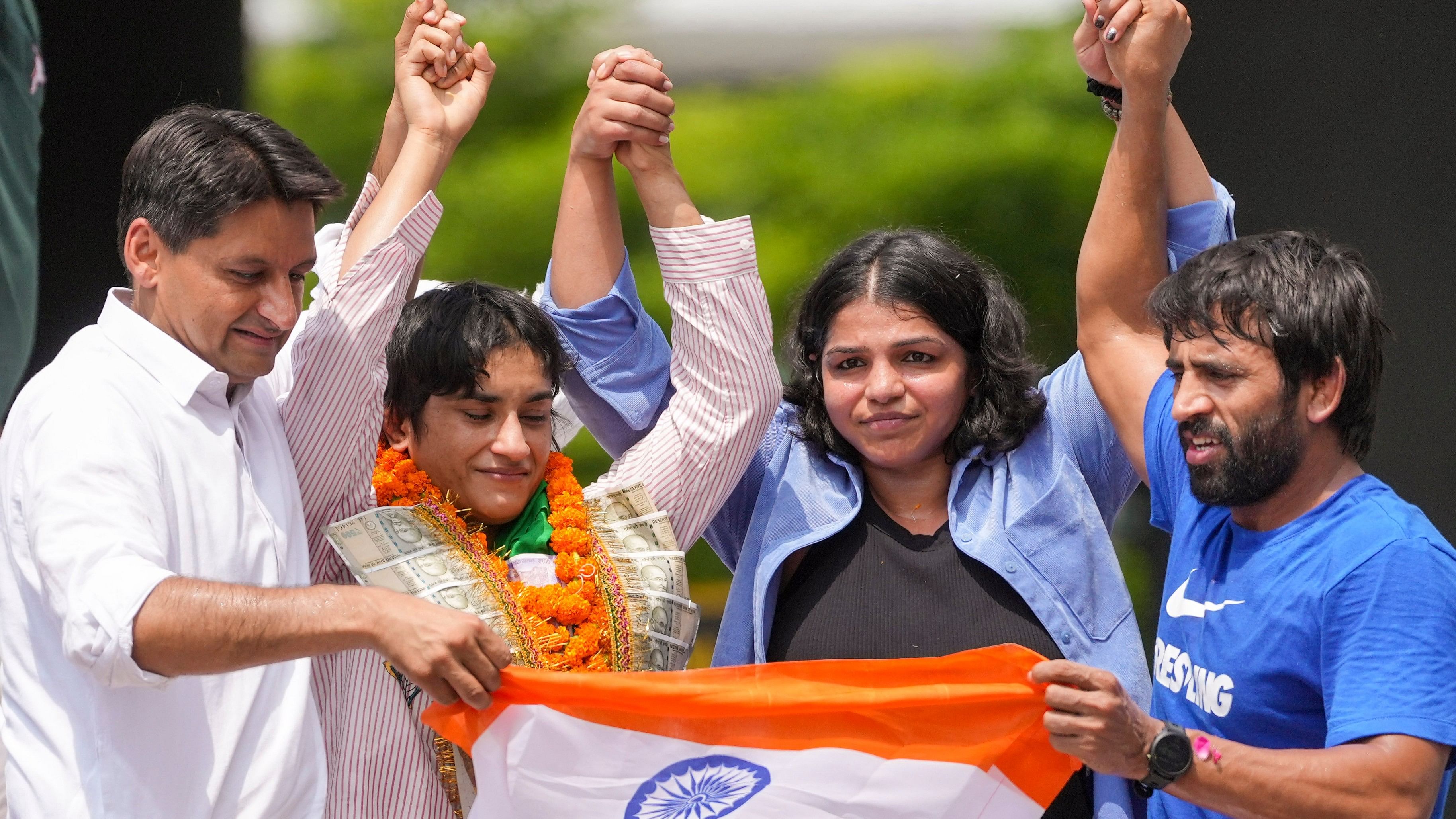 <div class="paragraphs"><p>Wrestler Vinesh Phogat with wrestlers Bajrang Punia, Sakshi Malik and Congress MP Deepender Singh Hooda.</p></div>