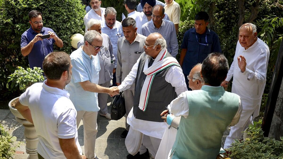 <div class="paragraphs"><p>Congress President Mallikarjun Kharge and party leader Rahul Gandhi with J&amp;K National Conference President Farooq Abdullah and Vice President Omar Abdullah, in Srinagar.</p></div>