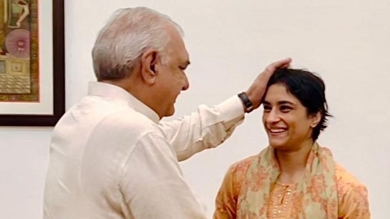 <div class="paragraphs"><p>Bhupinder Singh Hooda (L) with Vinesh Phogat.</p></div>