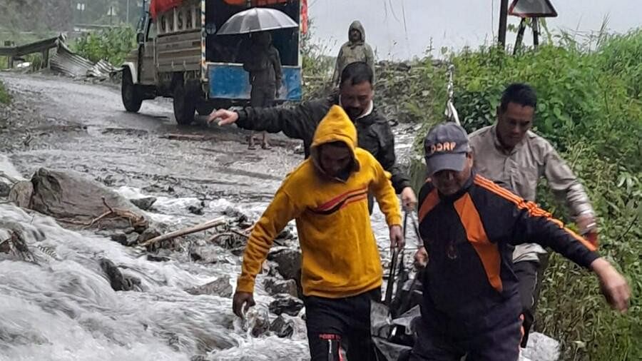 <div class="paragraphs"><p>Rescuers carry a body after 4 people were trapped in the debris following landslides due to rains near Khat Gadera in Rudraprayag district, early Friday, Aug 23, 2024</p></div>