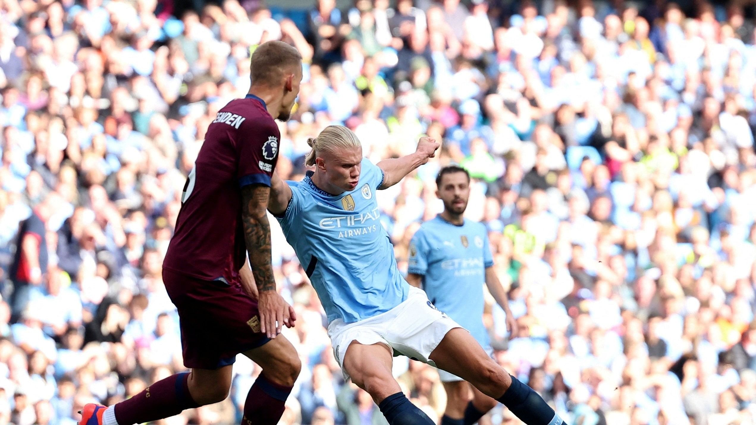 <div class="paragraphs"><p> Manchester City's Erling Haaland scores their fourth goal.</p></div>