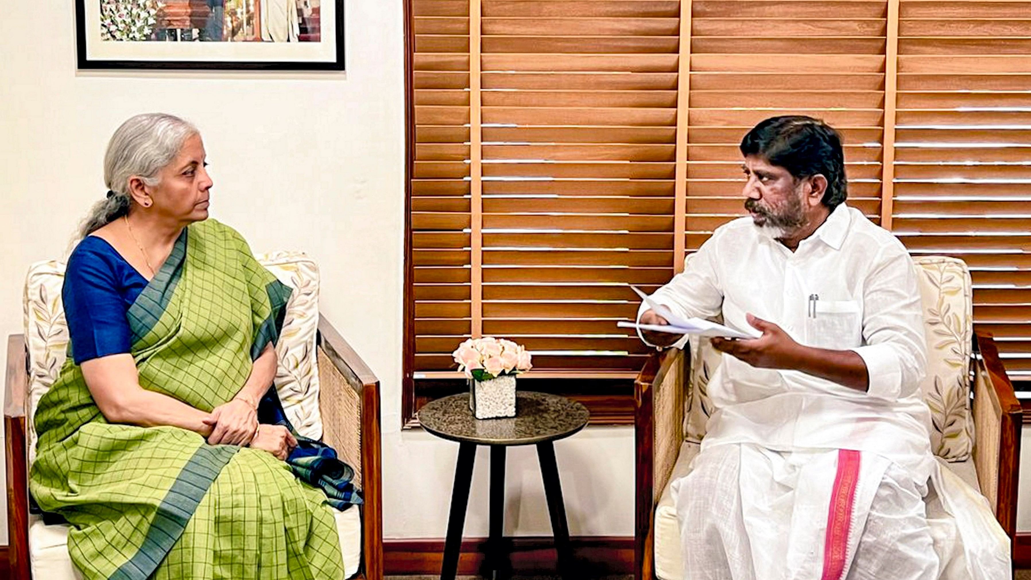 <div class="paragraphs"><p> Deputy Chief Minister of Telangana Bhatti Vikramarka Mallu calls on Union Finance Minister Nirmala Sitharaman.</p></div>