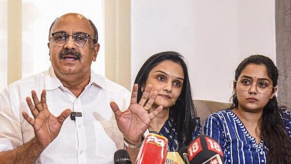 <div class="paragraphs"><p>Siddique with actors Jomol and Ananya addresses the media on the Justice Hema Committee report, in Kochi, Friday,</p></div>