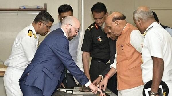 <div class="paragraphs"><p>Union Defence Minister Rajnath Singh with others during a visit to the Naval Surface Warfare Centre, in Carderock, Maryland, USA.</p></div>